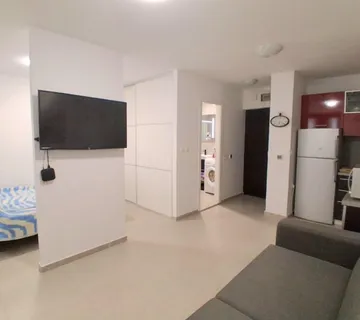 Renoviran 2-sobni stan 200 m od mora u Červar-Poratu – 37 m² - cover