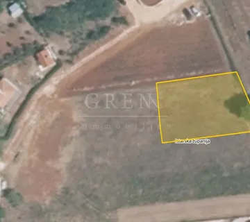 Građevinsko zemljište udaljeno 8 km. od Poreča - cover