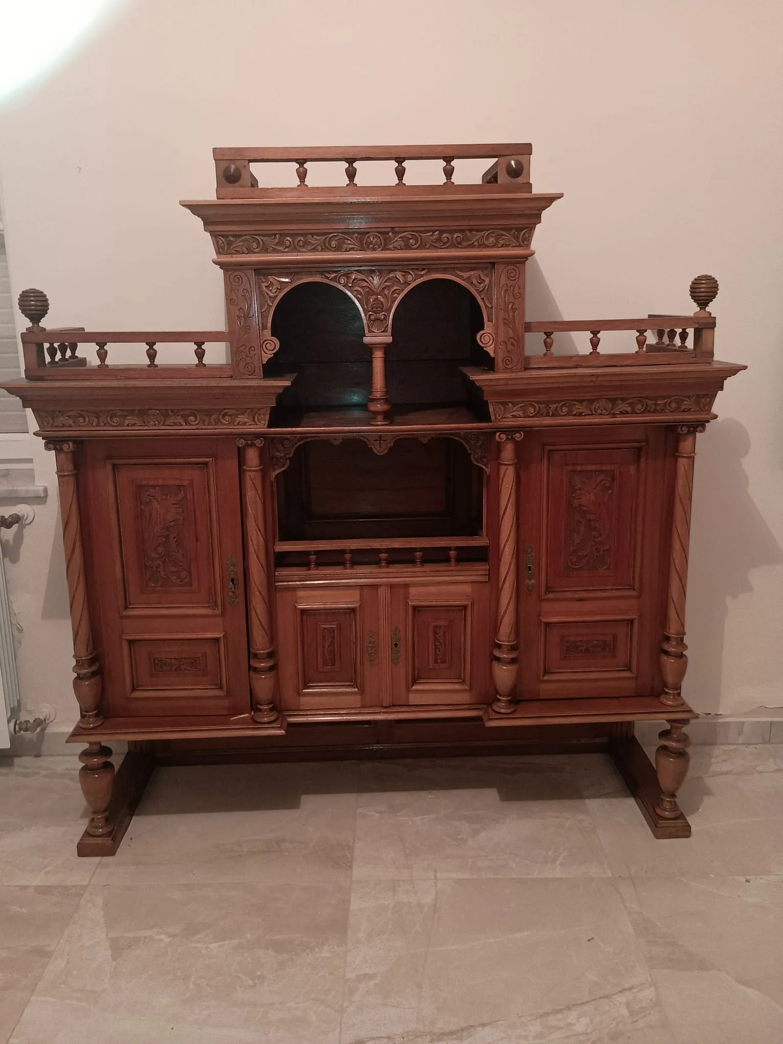 Altdeutsch blagovaonska komoda - cover