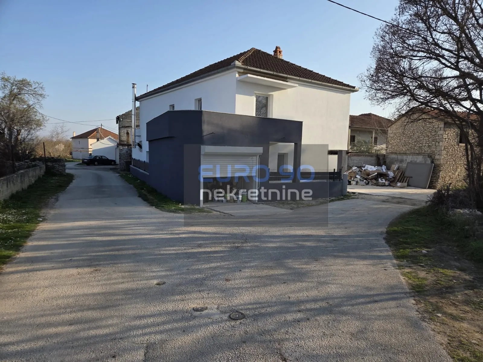 ZEMUNIK DONJI-TROSOBAN STAN, 1. KAT, DVA PARKINGA !!! - cover