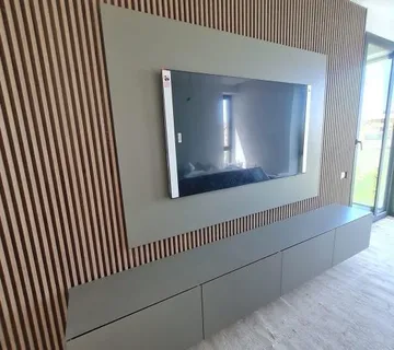 TV KOMODA SA ZIDNIM PANELOM 1.393,59 EURAKCIJA -50% - cover