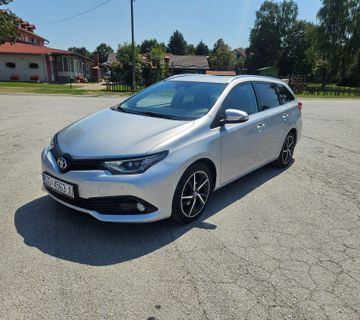 Toyota auris  - cover
