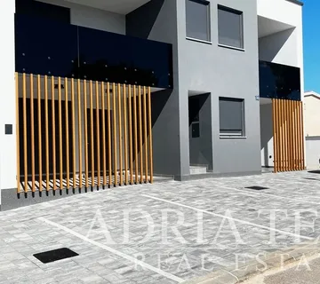 POTPUNO OPREMLJEN DVOETAŽNI APARTMAN S POGLEDOM NA MORE, 100 m OD MORA - VIR - cover