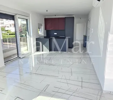 Novalja - namještena NOVOGRADNJA s pogledom na more - cover