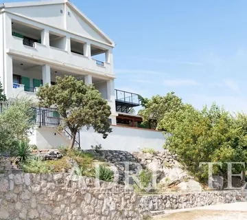 PREUREĐENA APARTMANSKA KUĆA S MOGUĆNOŠĆU POSLOVNE NAMJENE, PRVI RED DO MORA - MEKA DRAGA - cover