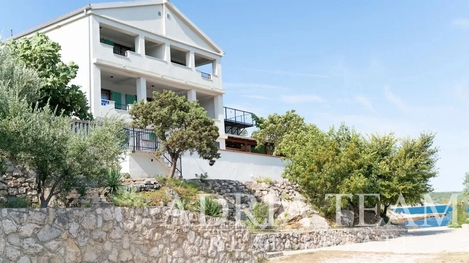 PREUREĐENA APARTMANSKA KUĆA S MOGUĆNOŠĆU POSLOVNE NAMJENE, PRVI RED DO MORA - MEKA DRAGA - cover