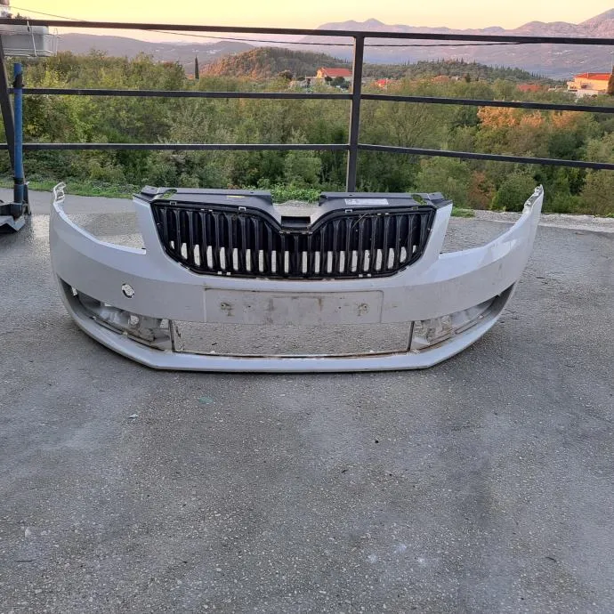 ŠKODA OCTAVIA 3 12- PREDNJI BRANIK SA MASKOM - cover