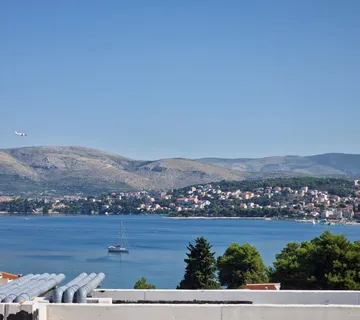 Prodaja, prostran penthouse s otvorenim pogledom na more, Okrug Gornji - cover