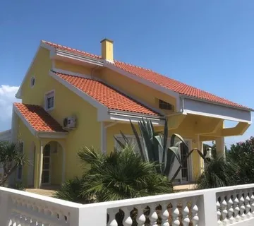 Vir - predivna, samostojeća obiteljska katnica, 250m od mora, POGLED!! - cover