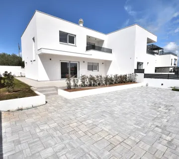 Vodice - S1 dvojna kuća s vrtom na mirnoj lokaciji - cover