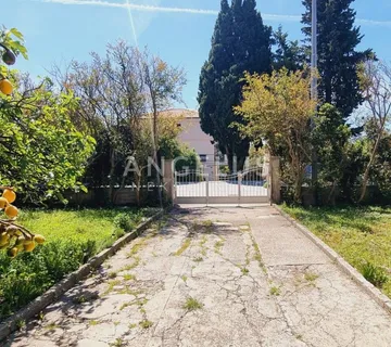 Kaštel Lukšić - kamena kuća, okućnica i građ. zemljište - cover