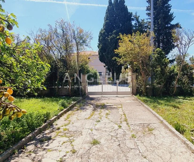 Kaštel Lukšić - kamena kuća, okućnica i građ. zemljište - cover
