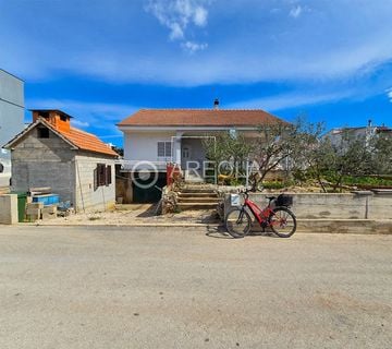 VODICE - Kuća s okućnicom! (prodaja) - cover
