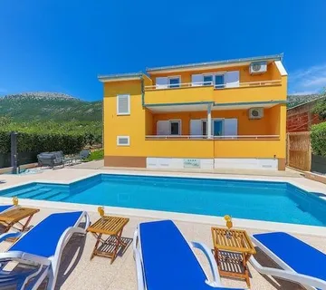 Kuća s bazenom Kaštel Lukšić, 260.00 m2 (prodaja) - cover