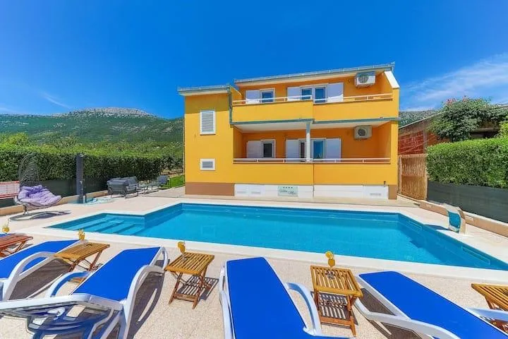 Kuća s bazenom Kaštel Lukšić, 260.00 m2 (prodaja) - cover