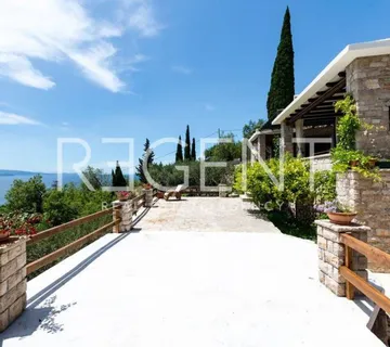 Brač, Bol - Kamena kuća sa četiri apartmana - cover