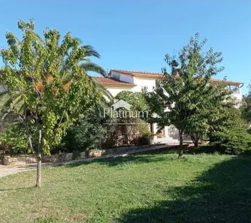 Pula,Ližnjan-kuća veličine 398m2 sa dva stana i sedam spavaćih soba - cover