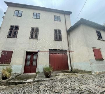 Istra, Buzet, istarska kamena kuća u starom djelu grada - cover