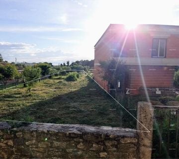 Valtura, građevinska parcela , ulaz sa glavne asfaltirane ceste. Parce - cover
