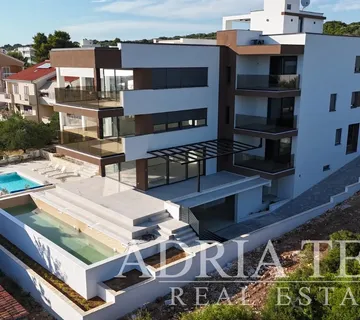 LUKSUZNI APARTMANI UDALJENI 80 m OD MORA, NOVOGRADNJA - KOŽINO - cover