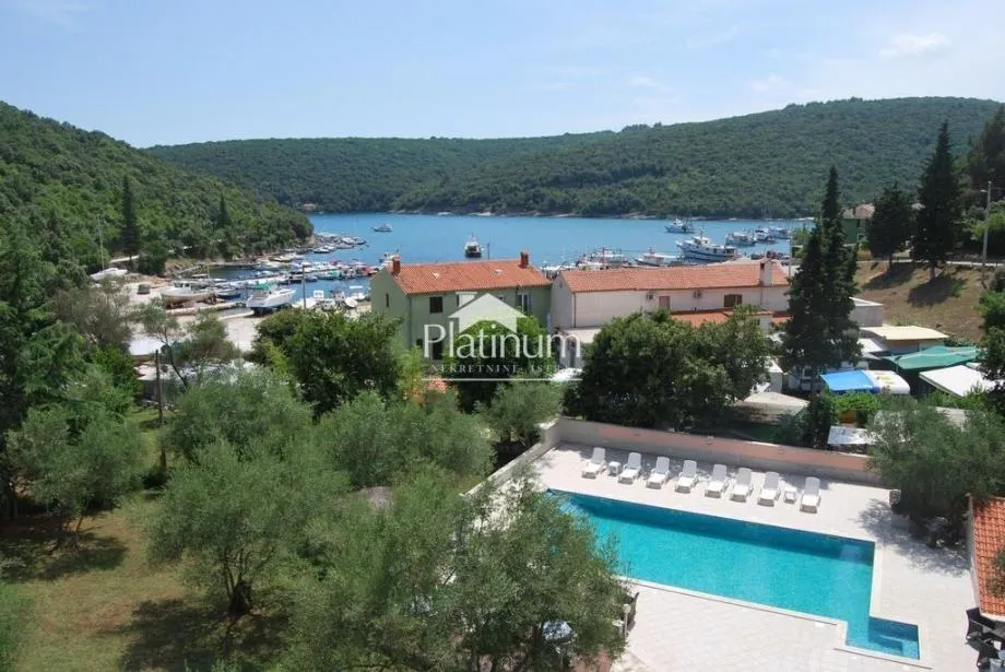 Istra, Krnica, prodaje se ekskluzivan hotel prvi red do mora - cover