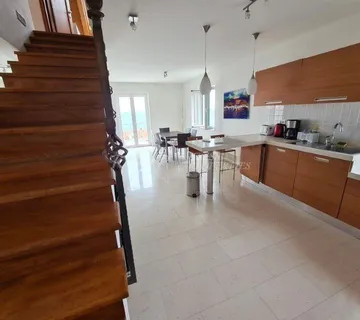 Vila s tri odvojena stana u Cavtatu (prodaja) - cover