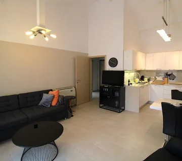 UMAG CENTAR-STAN NA PRODAJI 30 M OD PLAŽE I MORA (prodaja) - cover