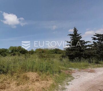 Medulin, veliko građevinsko zemljište 4030 m2 za stanogradnju + dodatno zemljište - cover