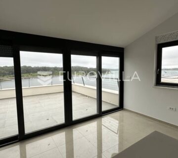 Medulin, trosoban stan s pogledom more NKP 133 m2 - cover