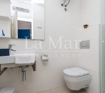 NOVALJA- PRVI RED DO MORA- Apartman u vili - 81.04 m2 - cover