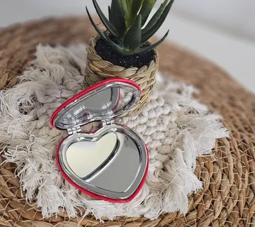 Ogledalo u obliku srca - cover