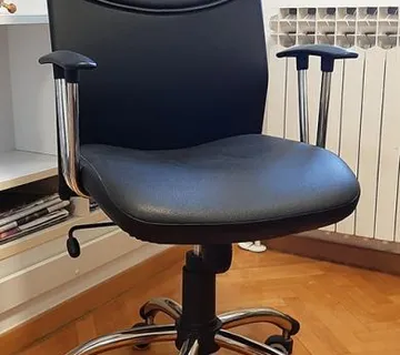 Uredska stolica kožna malo korištena - cover