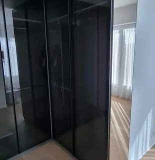 Kutni ormar sa staklenim vratima - cover