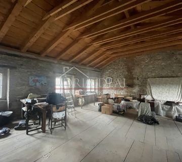 Istra, Buzet, istarska kamena kuća u starom djelu grada - cover