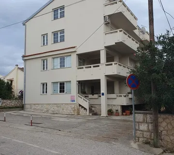 KUĆA S DESET STAMBENIH JEDINICA BLIZU CENTRA S POGLEDOM NA MORE - NOVALJA, PAG - cover
