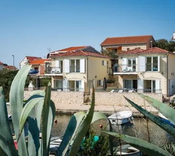 VILA, 5 m OD MORA, ODLIČNA LOKACIJA! - ROGOZNICA - cover