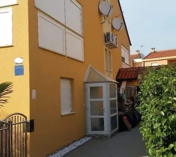 Troetažni Apartman U Stambenoj Zgradi - Vrsi