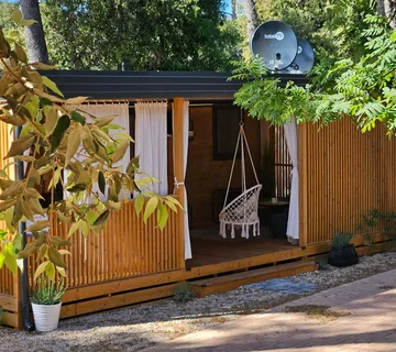 POTPUNO OPREMLJENA MOBILNA KUĆICA UDALJENA 150m OD MORA,BIOGRAD NA MORU