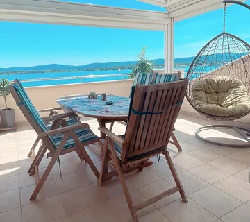APARTMAN, PRVI RED DO MORA, NA PREKRASNOJ PLAŽI S VELIKOM TERASOM - TURANJ - cover
