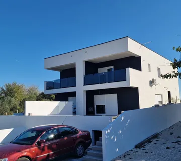 DVIJE POLOVICE KUĆE S BAZENOM, NOVOGRADNJA - PRIVLAKA - cover