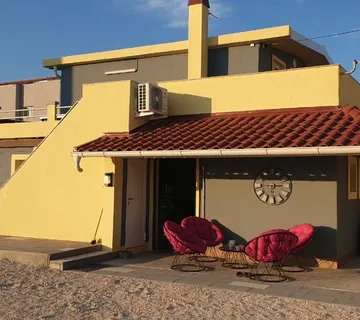 APARTMANSKA KUĆA U 1.REDU DO MORA - cover