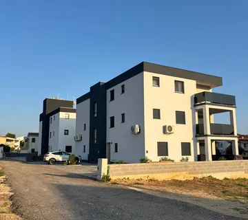 APARTMAN U BLIZINI PLAŽE, NOVOGRADNJA, 150 m OD MORA - PRIVLAKA - cover