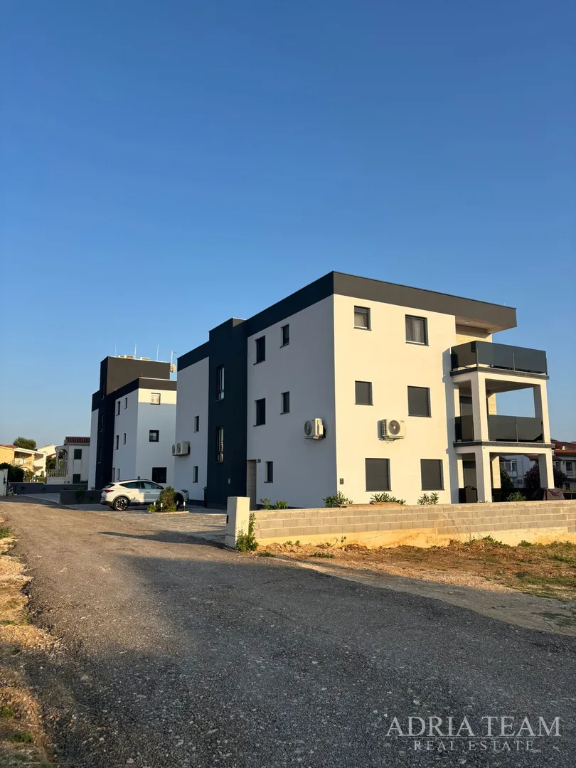 APARTMAN U BLIZINI PLAŽE, NOVOGRADNJA, 150 m OD MORA - PRIVLAKA - cover