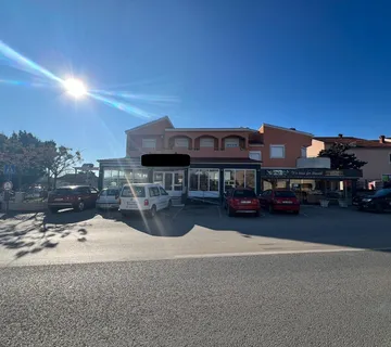 Renovirana Kuća S Poslovnim Prostorom (restoran I Pekara) - Nin