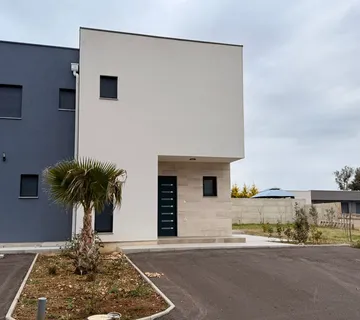 MODERNA DUPLEX KUĆA S BAZENOM U ZATONU KOD NINA – PRODAJA DVA ODVOJENA APARTMANA - cover