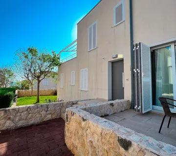 APARTMAN S DVIJE TERASE, DRUGI RED DO MORA - PETRČANE - cover