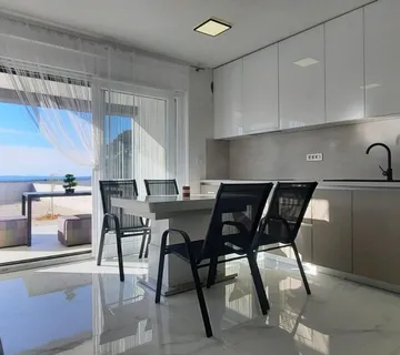 APARTMAN U NOVOGRADNJI, POGLED NA MORE, VRT 240 m2 - POVLJANA, PAG