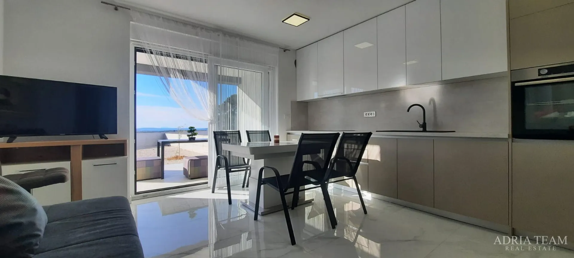 APARTMAN U NOVOGRADNJI, POGLED NA MORE, VRT 240 m2 - POVLJANA, PAG - cover