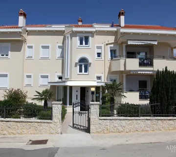 VILA SA 7 APARTMANA, POGLED NA MORE - DIKLO, ZADAR - cover