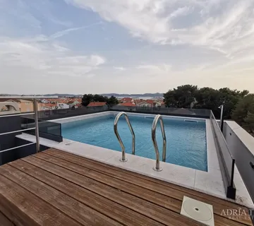 ČETVEROSOBAN STAN S KROVNOM TERASOM I BAZENOM, NOVOGRADNJA - BELAFUŽA, ZADAR - cover